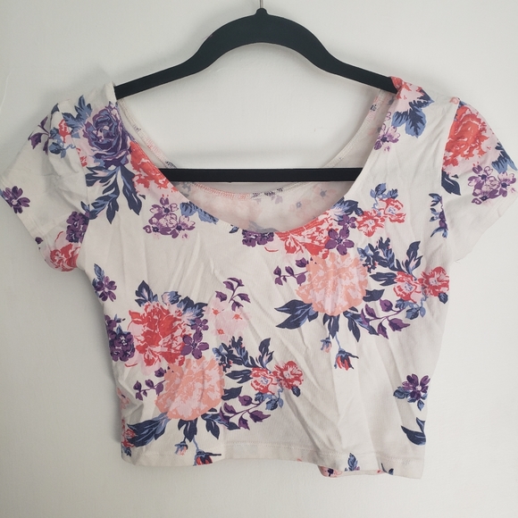 🎁FREE🎁 GARAGE Floral Crop Top - size M - Picture 2 of 3
